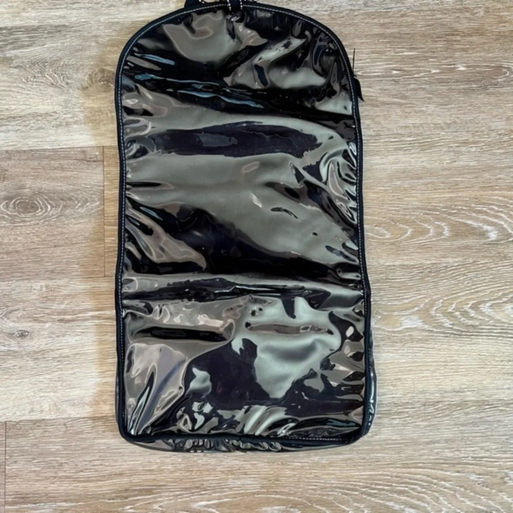 Hanging makeup bag